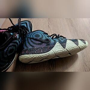 Youth Kyrie 4 black/black laser fuchsia basketball shoes size 6.5Y